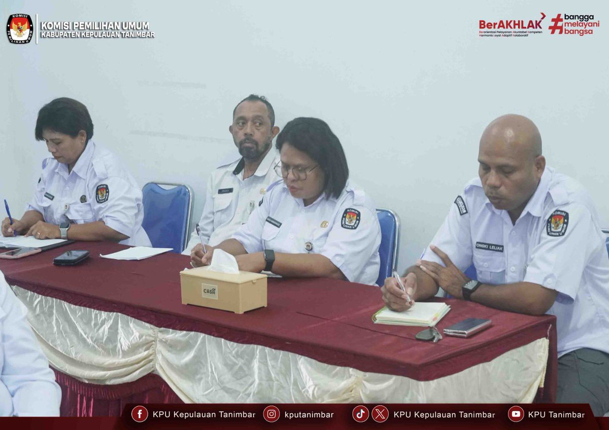 KpuTanimbar's tweet photo. #TemanPemilih, KPU Kabupaten Kepulauan Tanimbar melaksanakan rapat pleno rutin pada Senin, 22 Juni 2026 yang dihadiri oleh Ketua dan Anggota KPU, Sekretaris, para Pejabat Eselon IV beserta Staf Sekretariat di ruang rapat pleno kantor KPU Kab. Kepulauan Tanimbar https://t.co/h9aXihyLgx