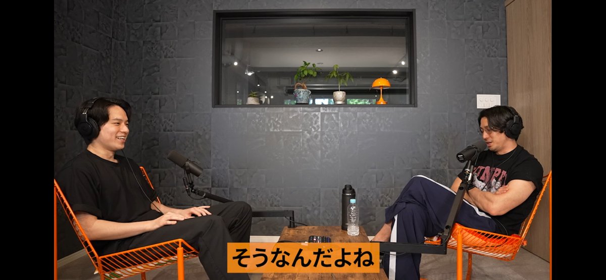 tsuka543's tweet photo. 会社の「辞めどき」っていつが正解？とよく聞かれますが、結論「今だと思った時」です。

僕は三菱商事を4年半で辞めましたが、YouTubeのコメントで「たった4年半で何が分かるんだ」とよく叩かれます。笑
でも、大企業の作法を学んで次に活かすには、実はベストな期間だったと確信してるんですよね。＠topsyuchannel @sasuketuber 

親との約束で「最低3年はいる」と決めて入った商事でしたが、4年半経って本当にやりたいことが見つかったので勢いよく飛び出しました。

大手からベンチャーに転職するなら、ぶっちゃけ早い方がいいです。

大企業に長く居て働き方が染み付いてしまうと、ベンチャー特有の「あれもこれもやりながら前に進む」泥臭いスピード感に適応するのにめちゃくちゃ苦労します。採用する側としても、アンラーニン��できる若い時期に来てくれる方がありがたいというのが本音です。

僕自身、辞めて最初の1年くらいは「残ってれば今頃ボーナス出たのにな…」と後悔した時期もありました。笑
でも、そこを乗り越えて自分で事業を作ってきた今、あの時辞める決断をして本当に良かったと心の底から思えます。

今回はサスケと「会社の辞めどき」について、リアルな実体験ベースで語り尽くしました。転職のタイミングでモヤモヤしている人は、流し聞きでいいのでぜひ聞いてみてください！