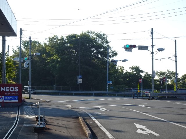 _N_station_'s tweet photo. 静岡県富士宮市の国道469号線「本門寺東」交差点に設置されている2005年小糸製1灯式点滅信号灯器。
変形十字路の交通量の少ない脇道に対して常時赤点滅により一時停止を促している。
なお、北向きに設置されているため、日の長い時期でないと正面に太陽光が当たらない。
2026年5月撮影。 https://t.co/7KbWTfWL1q