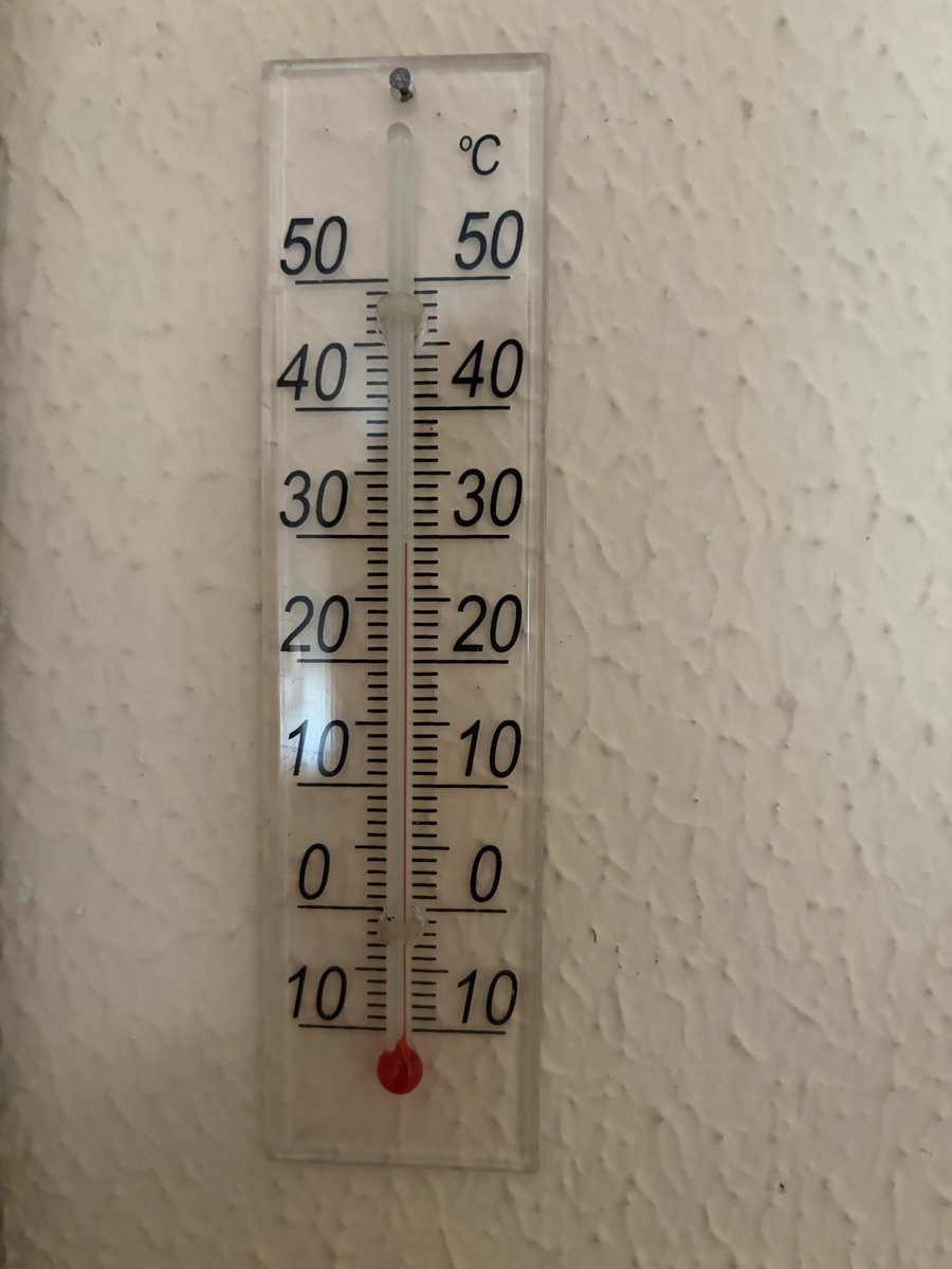 Rus_sanz's tweet photo. @MariaPardo2706 @alferma1 @jcyl mientras los que gobiernan están felizmente frescos en sus despachos, los niñ@s de las escuelas infantiles (0-3 años) están a 29 grados en sus aulas… a las 10 de la mañana. Si eso es gestionar bien que alguien venga, si eso es mirar x los niñ@s… https://t.co/kvgYPzD6Ot