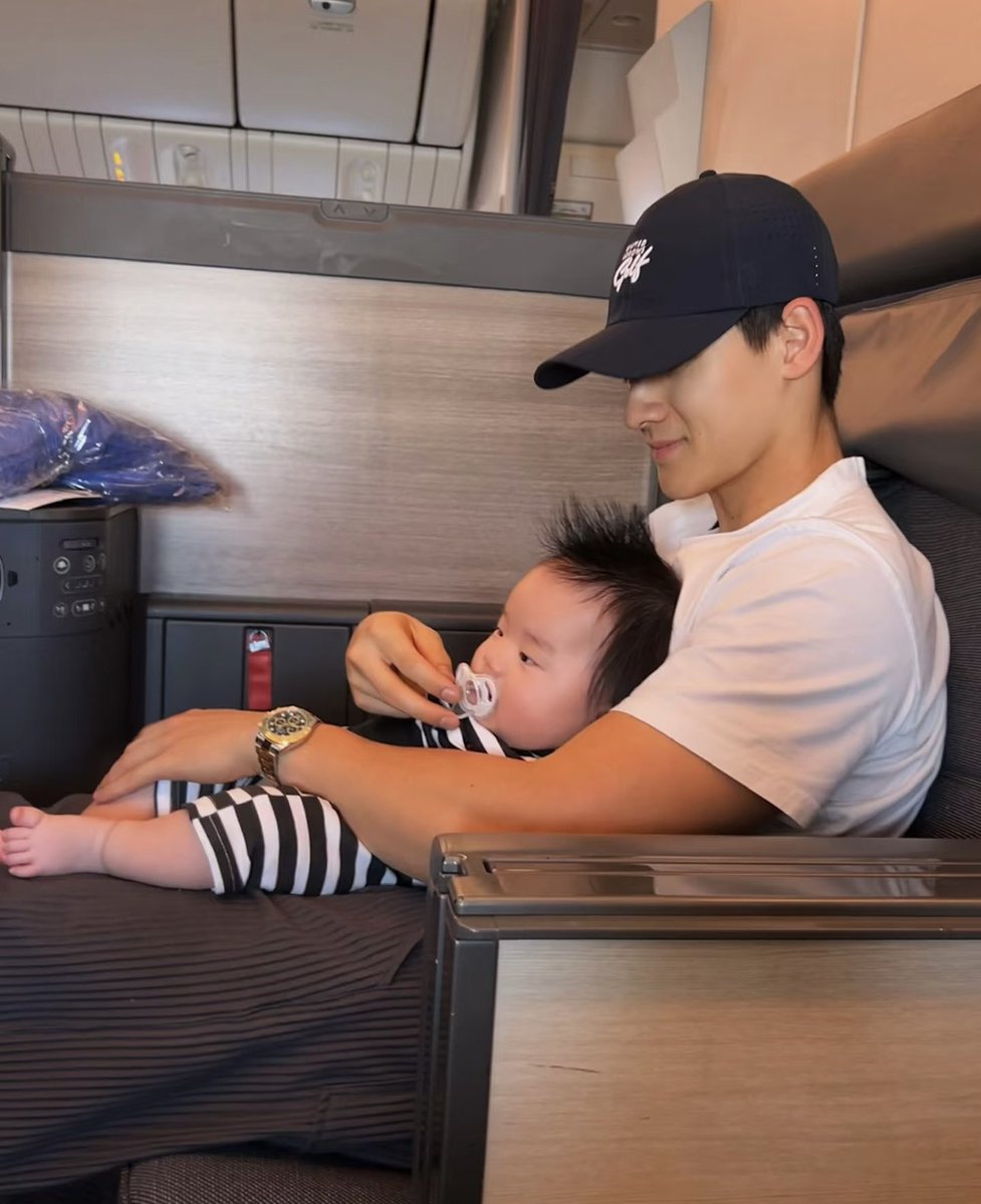 jaden262758934's tweet photo. 和宝宝躺着飞✈️ https://t.co/k9OixNm3Mm