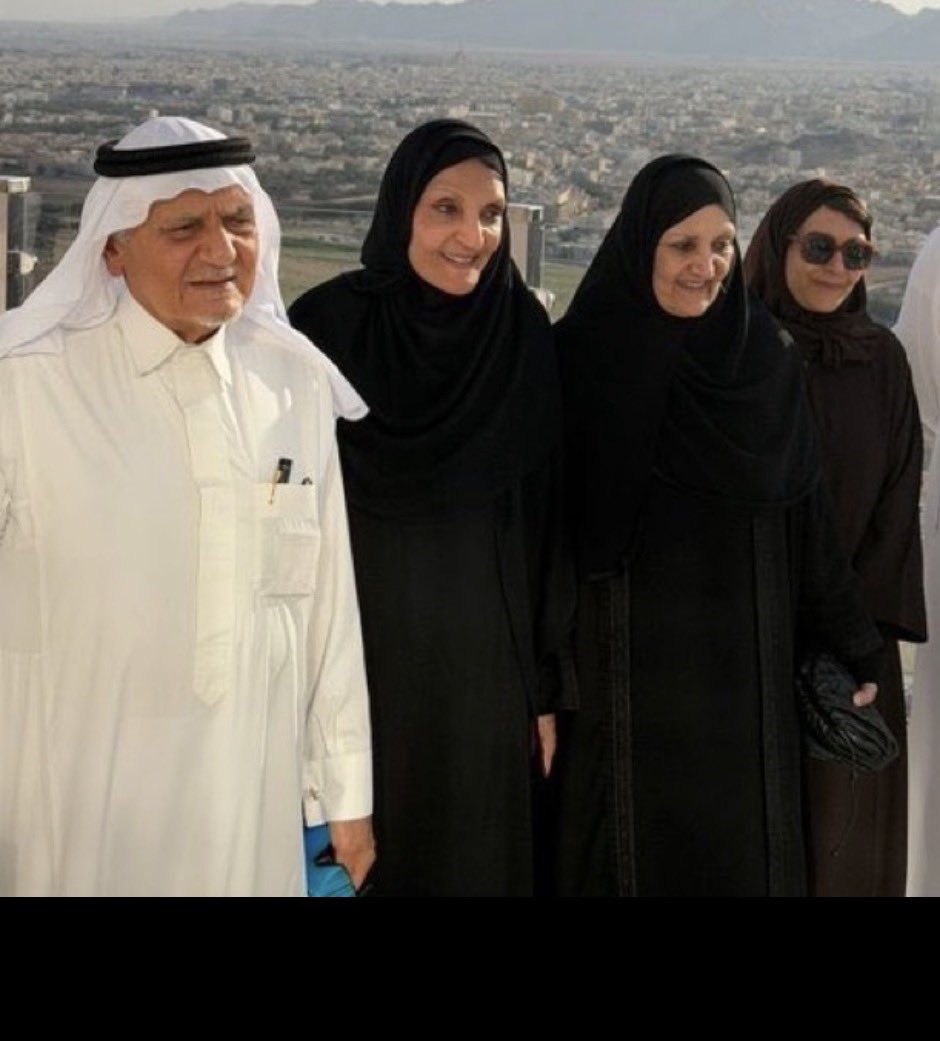 sfran112's tweet photo. صورة من زيارة صاحب السمو الملكي الأمير / تركي الفيصل و شقيقاته الأميرة / لؤلؤة الفيصل و الأميرة هيفاء الفيصل و الأميرة بنت تركي الفيصل  لمطل حاتم الطائي بحائل  . رحم الله الملك فيصل  و أسكنه فسيح جناته و أمد بالصحة و العافية و التوفيق الأحياء منهم https://t.co/dE2lQAarhZ