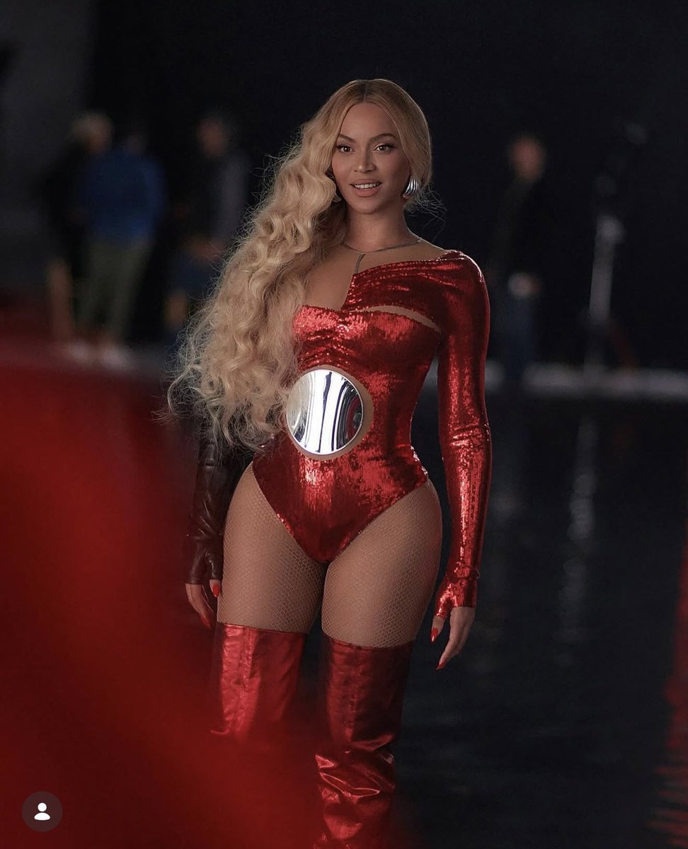 Kniightwalker's tweet photo. @blondedcrf E ainda tem a versão vermelha do comercial da Verizon que a gente nunca viu nos palcos https://t.co/O10EdYT6DV