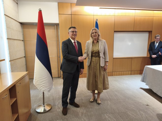 NationalIndNews's tweet photo. #BREAKING Israeli Foreign Minister Gideon Sa'ar met today in Jerusalem with Serb member of the BiH Presidency Zeljka Cvijanovic.
https://t.co/19DwWR0DYG https://t.co/q65LEF8OTy