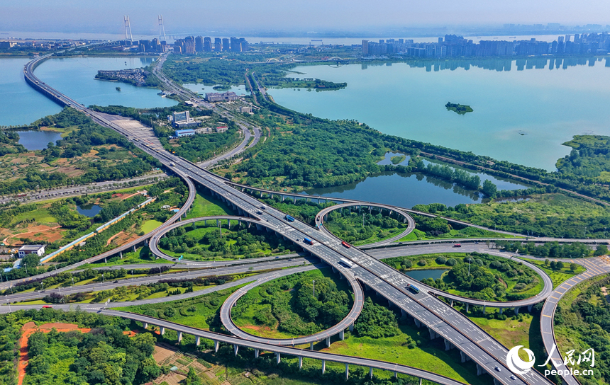 PDChinese's tweet photo. 【江西九江：銀龍穿翠 路暢景美】近日，江西省九江市八里湖新區，高速公路、城際高鐵、城市道路和環湖公路等交通通道如銀龍穿翠縱橫交錯，與河湖、草木、房屋相映成趣，構成一幅路暢景美的夏日山水城鄉畫卷。 https://t.co/aO1ytXXkeO