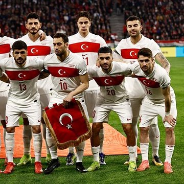 JargonMedya's tweet photo. Kaya Çilingiroğlu’ndan Milli Takım'a:

♦️Madem bu kadar üzgünsünüz.

♦️Aldığınız paraları şehit anneleri için bağışlayın.

♦️İnsanlar samimiyetinizi görsün. https://t.co/7I6bk9bKDd