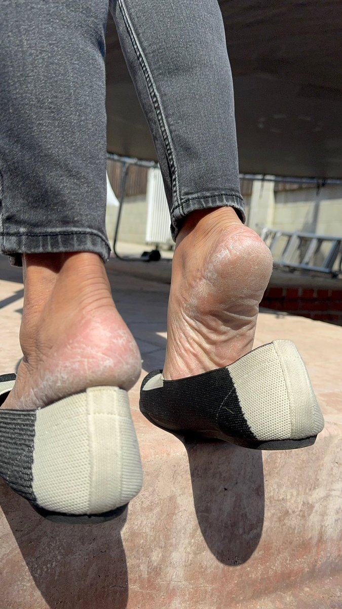 Billydollsmom's tweet photo. Mama’s feet get SUPER DRY, even in flats https://t.co/uyHsMbpJN2