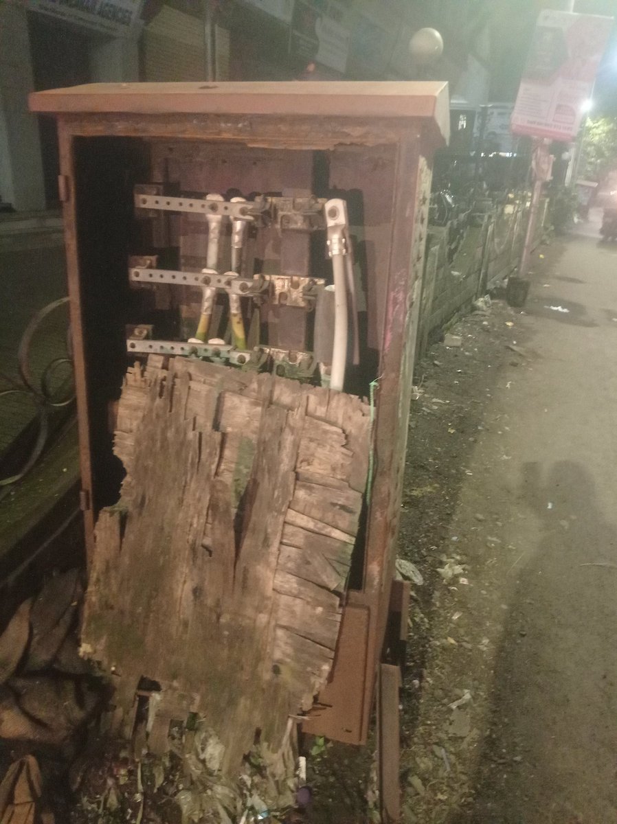 fardeen_paikar's tweet photo. Koi karwai nahi, fider pillers, transfarmers aur cables tute very bad condition me hai kabhi bada hadsa hoga is ki wajah se, kai bar complaint aur Email kiye gaye hai @MSEDCL Kalyan ke officers ko lekin koi kaam nahi hua, ghatiya engeneer or @Dev_Fadnavis office me AC me baithe h https://t.co/aMQeWEWk8n