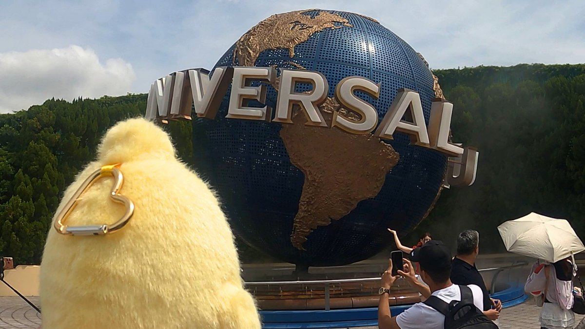 EmokaGlobal's tweet photo. エモカ、ついにユニバデビューしたで！
ここは、関西弁エモカがお送りします～。

いや、前から気になってたんよな、ユニバ。あ、ユニバってわかる？USJのことな。それでも分からん人は、パートナーのエモカに聞いてみてや。

それにしても、すっごい人やったわ。クリップ式のおかげで迷子ならんかったけど。ユニバにはエモカに似てるもふもふもおるし、可愛いのもおるし、ライバルいっぱいや。まぁエモカ負けてないけどな？

あかん、喋りたいこといっぱいや…。でも字数が…。とりあえず、みんなもエモカとどこ行ったか教えてや～！