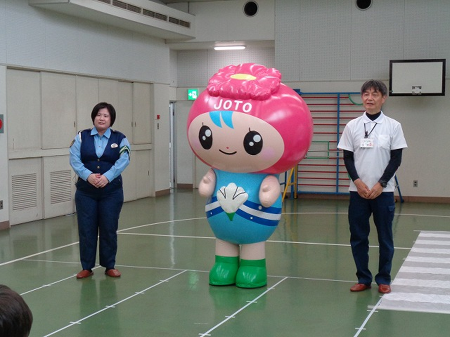 cosmos_JOTO's tweet photo. （つづき）まずは信号🚥の意味や横断歩道の渡り方などの説明をした後、実際に歩行練習🚶安全確認をして横断歩道を渡り、コスモちゃんとハイタッチ🙌学んだ事を守り事故にあわないようにしてください‼️ https://t.co/pEW0P9TJbO