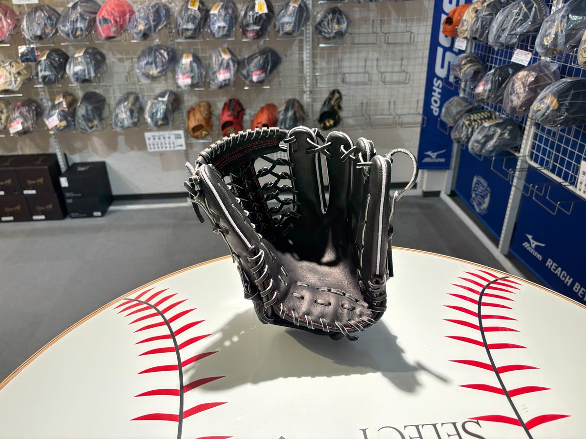 _baseballselect's tweet photo. アイピーセレクトから硬式オールラウンド用"058"型が入荷しました！

強度に優れたステアレザーを使用したエントリーモデル。

サイズは29.5cmで投・内・外どこでも守れる万能グラブ！

型付け済みですのでキャッチボールやノック等で即使用可能！

是非店頭にてお確かめください♪ https://t.co/BqECZXtdPk