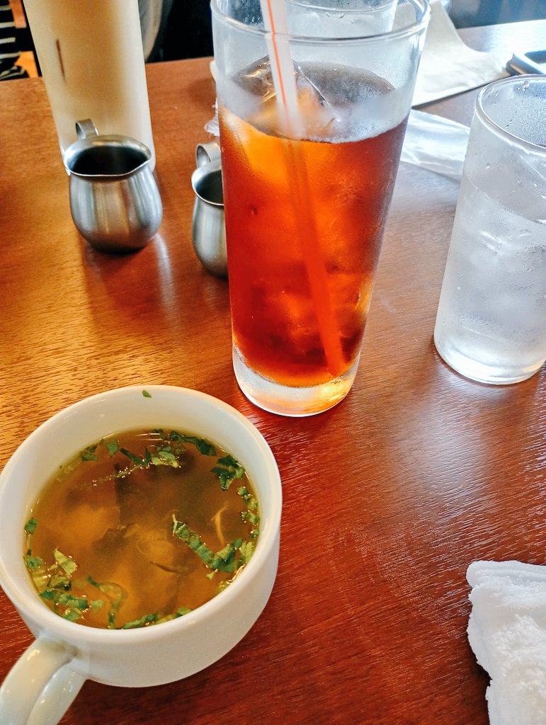 runrunonpupu's tweet photo. 洋食屋さんで🍽
ランチのパンおかわり自由🍞✨美味しかった😋💛
なんかたまに写真の画質すごい悪くなってサイズも小さくなる現象が🙄
 #ランチ  #紫陽花  #ハンバーグ https://t.co/IMKJ93sLQD