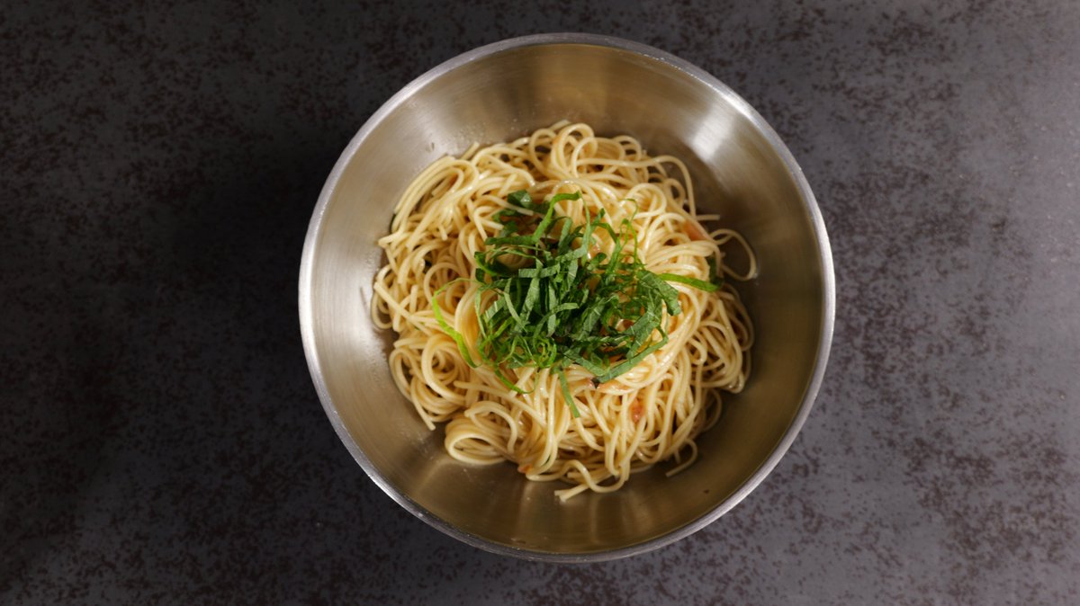 fujimon_kitchen's tweet photo. マルタイ買ったらこれを作れ

——夏の冷やしまぜそば——
・マルタイラーメン…1人前
・丸鶏がらスープ…小さじ1
・梅干し(たたく)…1個
・大葉(刻む)…2枚
・ごま油…小さじ1

1.マルタイラーメンを3分茹でて水で冷やす。
2.水気を切ったラーメンを器に入れ、残りの材料を混ぜたら完成。

梅干しは商品によって塩分が違うためお好みで2個に増やしてもOK。