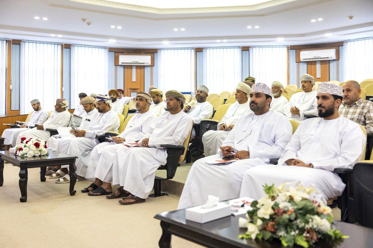 OmanChamber's tweet photo. نفذت غرفة تجارة وصناعة عُمان برنامج " إدارة المزارع النموذجية"، في كل من محافظة جنوب الباطنة، وجنوب الشرقية، وظفار. شارك في البرنامج 95 رائد أعمال في القطاع الزراعي وأصحاب المزارع النموذجية. يهدف هذا البرنامج إلى تحسين الإنتاج الزراعي المحلي باستخدام تقنيات حديثة ومستدامة، ورفع كفاءة إدارة الموارد من خلال تحسين استخدام المياه والطاقة والأسمدة، وتقليل الهدر الزراعي، وتحفيز الاستثمار في المشاريع الزراعية المستدامة. 

كما صاحب البرنامج التدريبي تنفيذ زيارات ميدانية إلى عدد من المزارع النموذجية والمشاريع الزراعية في المحافظات المستهدفة، بهدف تعزيز الجانب العملي وربط المعارف النظرية بالتطبيقات الميدانية. حيث زار المتدربون منطقة الحزم في ولاية المصنعة بمحافظة جنوب الباطنة، وشركة التطوير الزراعي و السمكي في ولاية الكامل والوافي بمحافظة جنوب الشرقية، وشركة ظفار للأغذية والاستثمار في محافظة ظفار.