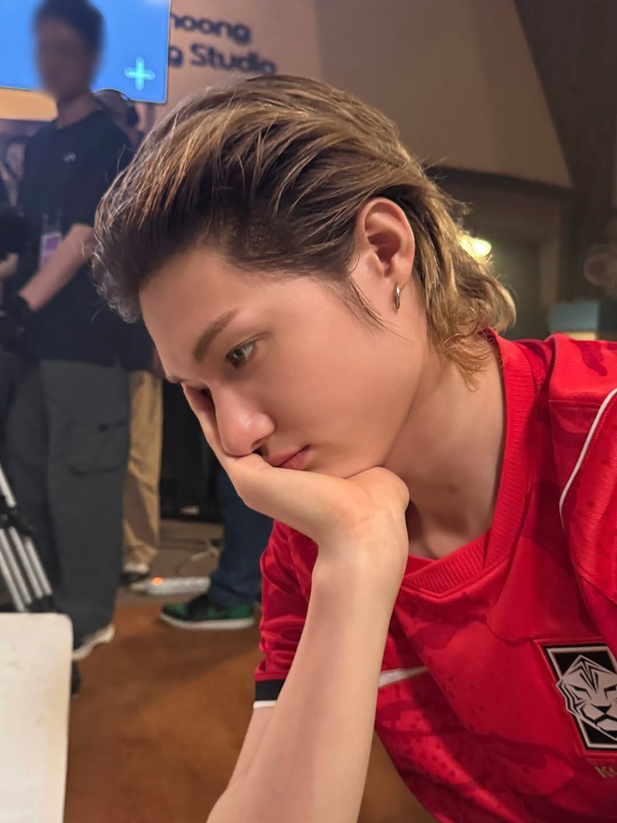 chyrys's tweet photo. Mungkin terlalu terburu buru ya(?) tapi aku cuma mau sampein sesuatu sih.. Stage by stage i see you, how i adore you so far make me realize many things make me feel "i have to be free" https://t.co/DmYBCbJrx2