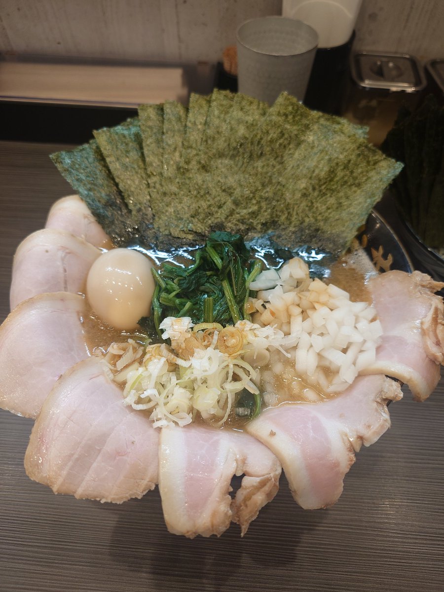 HiroIida78's tweet photo. #裏武蔵家
今年６７杯目
ちょっと忙しくてペースが落ちてきた(´-﹏-`；)昨日はちょっと混んでるタイミングだったけど、さほど待たずに入店！

味はやっぱ美味いなぁーただチャーシュー増やすよりも野菜を増やそうかなー野菜増やしても負けないスープだから野菜増しても美味いので！ https://t.co/IJyhQDmeB8