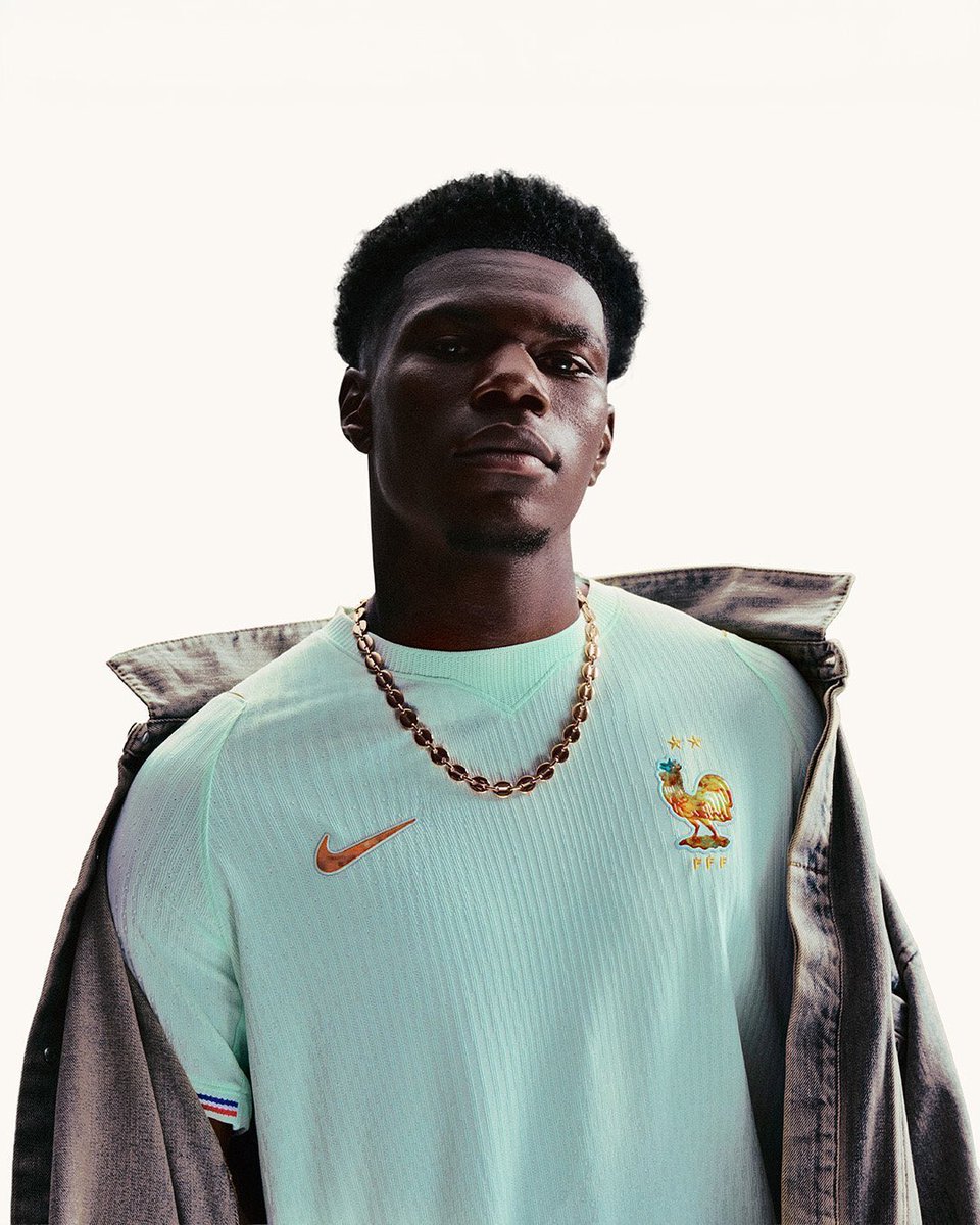 FrenchRapUS's tweet photo. 🚨 INCROYABLE !

Le maillot extérieur de l’Équipe de France est quasi INTROUVABLE partout dans le monde 🤯

Inspiré de la Statue de la Liberté, le maillot des Bleus connaît un succès historique, dépassant largement les prévisions de Nike et la FFF 🇫🇷 https://t.co/QWRJ9e8aBM