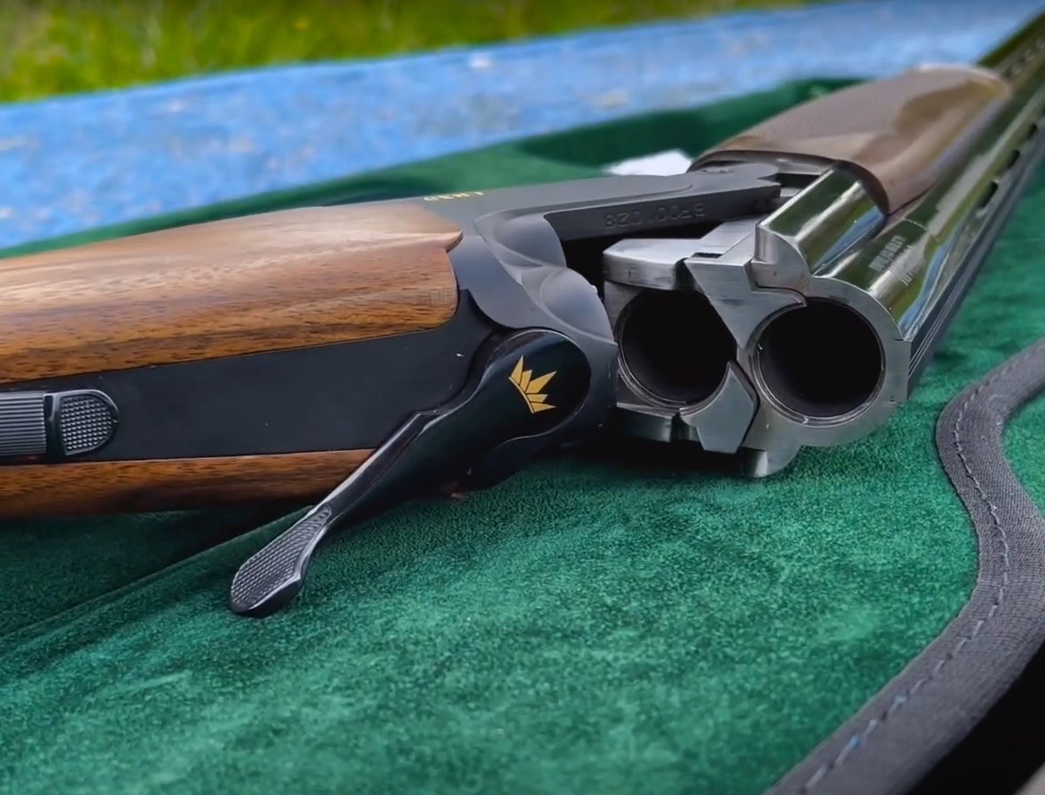 FAIRITALY1971's tweet photo. The jewel in the crown🔹

#FossariItaly #Shotguns #CompetitionShotgun #ClayShooting #MadeinItaly https://t.co/lZ9ZuYP5IQ