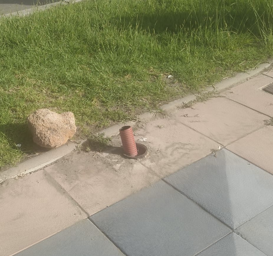 VOXTorremolino1's tweet photo. 🚧 El Paseo Marítimo de Torremolinos se cae a pedazos: baldosas rotas, grietas, vallas provisionales y abandono.

Uno de los principales escaparates de nuestro municipio ofrece una imagen impropia de una ciudad turística de primer nivel.

Menos propaganda y más mantenimiento. 💚 https://t.co/98GShjVPrd