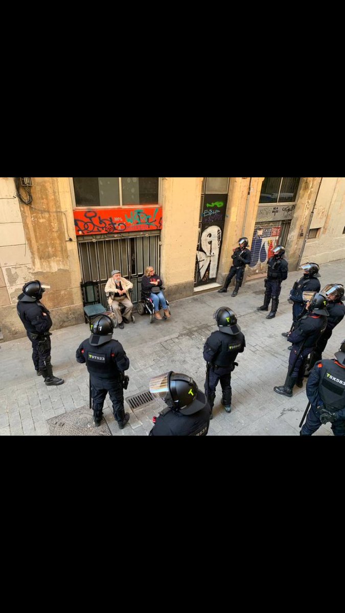 SeguidillaBest's tweet photo. @JupolNacional Us toca el rebre com ens ha tocat a molts a causa dels policies d’extrema dreta que teniu dins el cos, com els del “a por ellos”, us enrecordeu ? https://t.co/U909YfgpAT