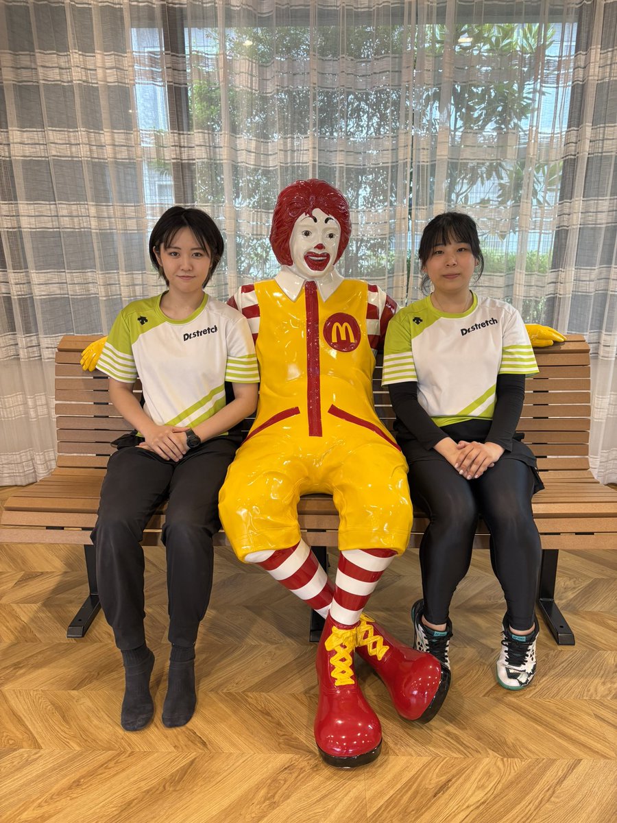 _ReiRa_1111's tweet photo. 今日はとても貴重な体験でした。

大阪のマクドナルドハウスに上本町の白倉店長とストレッチをさせて頂きました。

難病で親御さんが付きっきりの方が多く、
「当たり前」が何なのかを改めて考えました。

 #マクドナルドハウス 
 #ドクターストレッチ https://t.co/zXlJAYSl1G