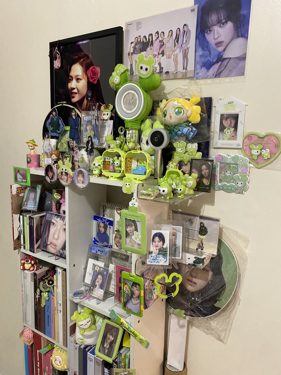yoojyntn's tweet photo. Appreciating my growing Jeongyeon collection before I upgrade to a new, bigger bookshelf 💚

#TWICE #JEONGYEON #ジョンヨン #定延 #정연 https://t.co/ztKis9Gw78