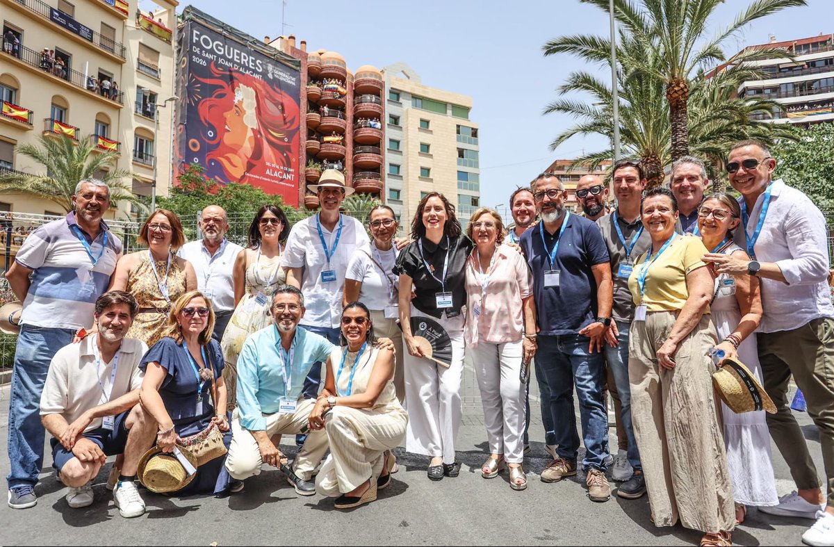 psoeraspeig's tweet photo. 💥Domingo de masceltà y fogueres con el PSPV-PSOE🔥

🌹Jornada en les Fogueres de Sant Joan en los días grandes de Alicante, que contó con nuestra candidata y próxima presidenta de la Generalitat, Diana Morant🎯

👏La visita contó con la portavoz municipal, Asun París https://t.co/r6gD0QG33P