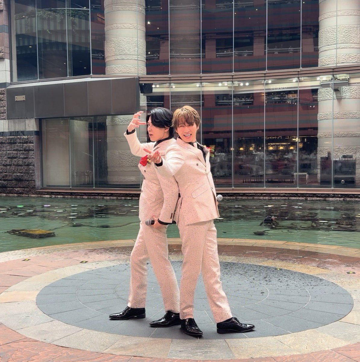kponzuy's tweet photo. 拓也さんは翔司さんだから、翔司さんは拓也さんだから
お互いの背中を預けられるんだろうなぁ
ほんとに素敵な関係性
これからもずっとこの姿をみていきたい
#風輪 #翔司 #拓也 #歌謡 #ぴゃも #キャナルシティ博多 https://t.co/etjmgJCvMg