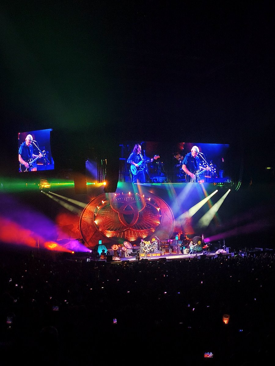 karlishx's tweet photo. Definitivamente Rush está en mi top 3 de conciertos favoritos en la vida. Geddy Lee, tqm jajaja https://t.co/nfJ6EsH67S