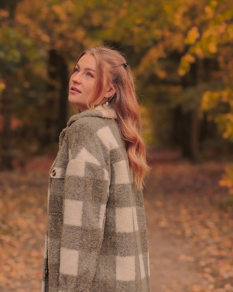 SMaev3224546's tweet photo. Caught between autumn leaves and daydreams.#AutumnVibes #GoldenHour #FallAesthetic #AutumnMood #NatureLover #CozySeason #FallLeaves https://t.co/Ol5roHyAMT