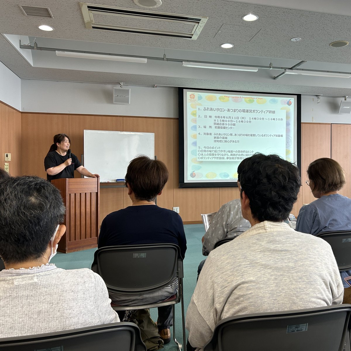 Awaji_city's tweet photo. 【集まりの場の大切さ】
6月11日、岩屋保健センターで『ふれあいサロン・あつまりの場 運営ボランティア研修』が開催されました。
研修の講師に医士の柿木達也先生を迎え、#認知症 について学びました。
自分自身や家族、地域のために学ぼうと、多くの方が参加されており、温かい気持ちになりました。 https://t.co/kKZRa4FsTN