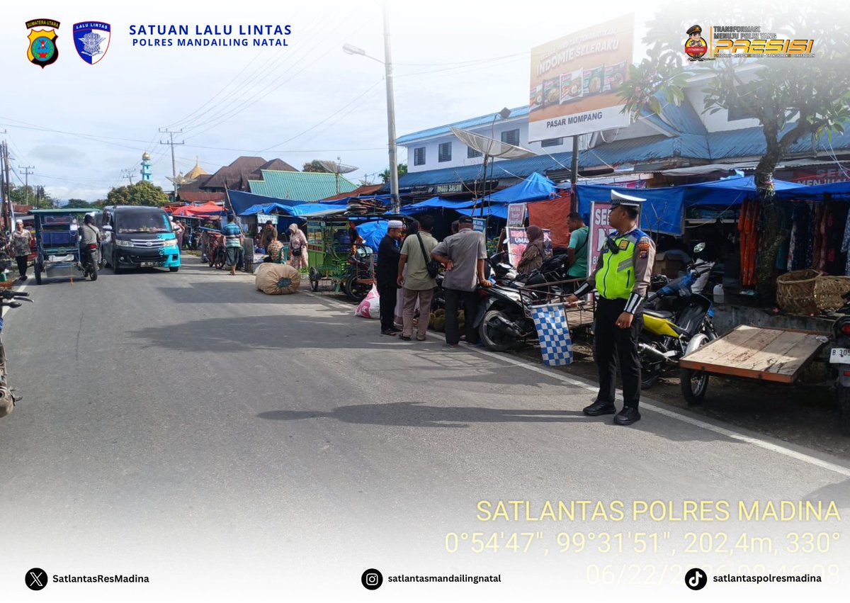 ResSatlantas's tweet photo. Personel Satlantas Polres Madina melaksanakan kegiatan pengamanan dan pengaturan arus lalu lintas jalan guna antisipasi terjadinya kemacetan dan laka lantas sehingga terciptanya Kamseltibcar Lantas yang kondusif di Pasar Tumpah Mompang, Kec. Panyabungan Utara, Kab. Madina. https://t.co/ckQxvkrnT2