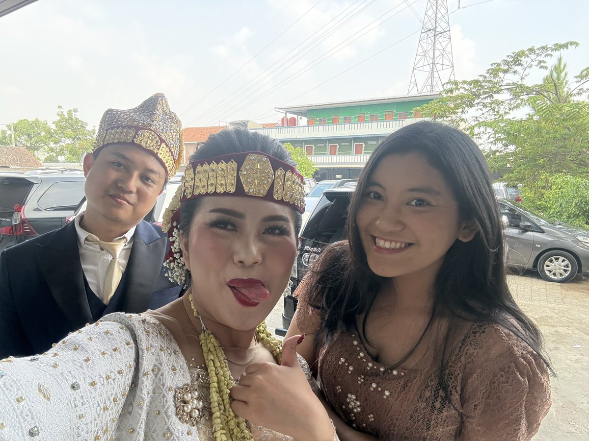 melretrub's tweet photo. Hueeee mika udah jadi istri orang😭😭😭😭 https://t.co/sd8UuEydJ2