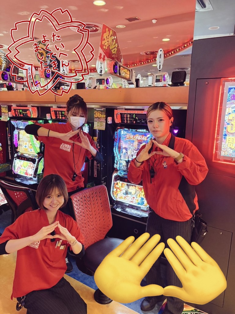 moromi5454's tweet photo. 朝からひめぴと羽虫退治で騒いでたRYOです🥰

遂に‼️5スロに‼️
炎炎ノ消防隊2導入しました🤩

ラートム👼を分からない２人に
「ラートムのポーズ予想してみて」と言ったら…(２枚目写真🤣)
本人達曰く
強そうなイメージだったそうです🤣

6/25日許可後開店予定です🤗 https://t.co/BHpw7jxFBi