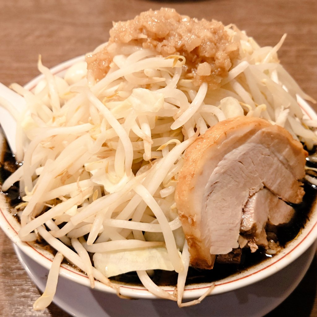 mezashi2's tweet photo. 麺屋敬(タカシ) 所沢店
黒マー油ラーメン
もやしとニンニク増しにしました https://t.co/JkL746JIbF