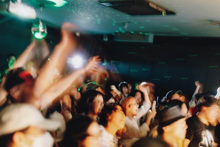 jig_theater's tweet photo. Dos Monos とpoketto のライブ、来てくださった皆さまありがとうございました！！
超超超カッコよかった‼︎
絶対盛り上がるとは思っていたけど、それを超えていて感動。
それぞれがそれぞれに好きなことをして楽しむすてきな景色。
5周年の最高の贈り物です。皆さまありがとうございました！ https://t.co/vIBtn7FTKP