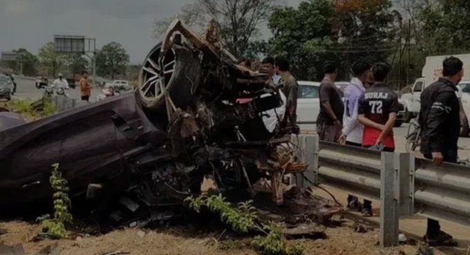 SocialResponse8's tweet photo. Please follow Road Safety rules for family
Thane Tragedy: BMW Crashes Into Divider, Overturns; Two Killed, One Injured
   #Thane #RoadAccident #BMWCrash
#काशी_वाला_कबीर_ही_भगवान_है https://t.co/CYLcDBaBgw