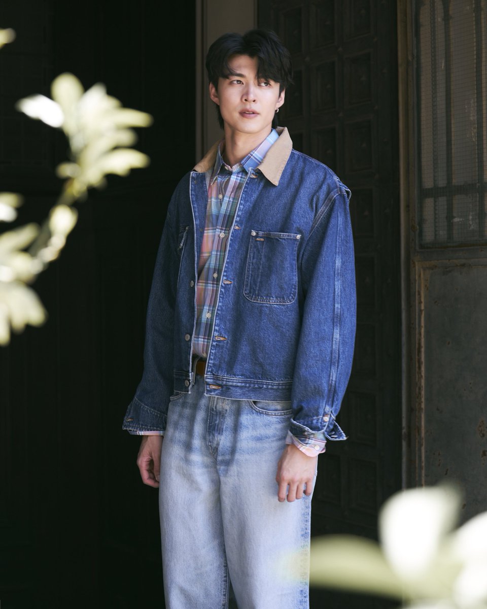 startalkent's tweet photo. แม้ Ralph Lauren Purple Label & Polo Ralph Lauren Spring 2027 Collections ณ เมืองมิลาน ประเทศอิตาลี จะจบลงไปแล้ว แต่ มีน–นิชคุณ ขจรบริรักษ์ (@meennicha8) ในฐานะแขกคนพิเศษของ Ralph Lauren ก็ยังไม่พลาดที่จะออกเดินสำรวจเมือง พร้อมถ่ายทอดสตรีทสไตล์สุดคลาสสิกจาก Polo Ralph Lauren ผ่าน 3 ลุคที่สะท้อนเอกลักษณ์ American Heritage อันเป็นหัวใจสำคัญของแบรนด์ได้อย่างลงตัว
@RalphLauren
@PoloRalphLauren

#RalphLaurenSpring27
#PoloRalphLauren
#RLPurpleLabel
#RalphLauren
#MilanFashionWeek
#MFW 
ลุคแรกมีนมาในสไตล์แคชชวลที่ผสมผสานความสบายและความประณีตเข้าด้วยกัน ผ่านการเลเยอร์เสื้อแจ็กเก็ตสีงาช้างทับเสื้อเชิ้ตเดนิมและเสื้อยืดสีชมพูอ่อน จับคู่กับกางเกงเดนิมสีเข้มและสนีกเกอร์สีขาว พร้อมเติมความผ่อนคลายด้วยกระเป๋าถักโทนธรรมชาติ สะท้อนเสน่ห์ของสไตล์อเมริกันคลาสสิกที่สวมใส่ได้ในทุกวัน

ลุคถัดมามีนเลือกนำเสนอเสน่ห์ของสไตล์ italian effortless summer อีกหนึ่งซิกเนเจอร์ของ Polo Ralph Lauren ผ่านเสื้อลินินสีเขียวมะกอก จับคู่กับกางเกงยีนส์ทรงหลวม พร้อมเพิ่มมิติด้วยเสื้อถัก Cable Knit ที่พาดบนไหล่ และกระเป๋าโท้ตสีน้ำเงินเข้ม ถ่ายทอดลุคสบาย ๆ ที่ยังคงความสง่างามและร่วมสมัยในแบบฉบับ Polo Ralph Lauren

ปิดท้ายด้วยลุคเดนิมออนเดนิมที่สะท้อนความคลาสสิกเหนือกาลเวลาของแบรนด์ ในกลิ่นอายแบบ Western American ผ่านแจ็กเก็ตเดนิมคอคอนทราสต์ สวมทับเสื้อเชิ้ตลายสก็อตโทนพาสเทล และกางเกงยีนส์ฟอกสีอ่อน ถ่ายทอดอีกหนึ่งมุมมองของ American Casual Wear ที่เรียบง่ายแต่เต็มไปด้วยรายละเอียดตามแบบฉบับ Polo Ralph Lauren ได้อย่างสมบูรณ์แบบ