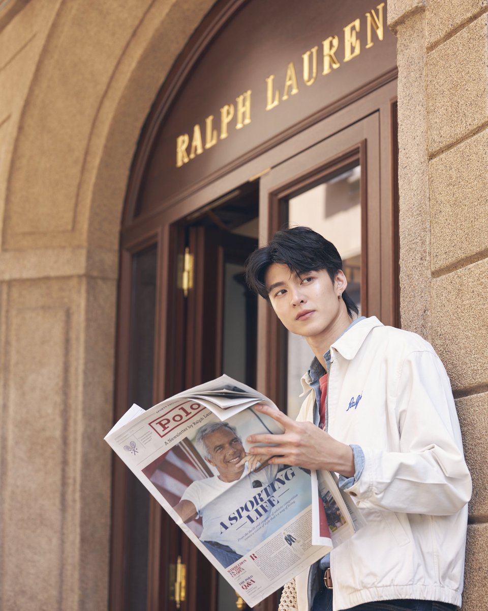 startalkent's tweet photo. แม้ Ralph Lauren Purple Label & Polo Ralph Lauren Spring 2027 Collections ณ เมืองมิลาน ประเทศอิตาลี จะจบลงไปแล้ว แต่ มีน–นิชคุณ ขจรบริรักษ์ (@meennicha8) ในฐานะแขกคนพิเศษของ Ralph Lauren ก็ยังไม่พลาดที่จะออกเดินสำรวจเมือง พร้อมถ่ายทอดสตรีทสไตล์สุดคลาสสิกจาก Polo Ralph Lauren ผ่าน 3 ลุคที่สะท้อนเอกลักษณ์ American Heritage อันเป็นหัวใจสำคัญของแบรนด์ได้อย่างลงตัว
@RalphLauren
@PoloRalphLauren

#RalphLaurenSpring27
#PoloRalphLauren
#RLPurpleLabel
#RalphLauren
#MilanFashionWeek
#MFW 
ลุคแรกมีนมาในสไตล์แคชชวลที่ผสมผสานความสบายและความประณีตเข้าด้วยกัน ผ่านการเลเยอร์เสื้อแจ็กเก็ตสีงาช้างทับเสื้อเชิ้ตเดนิมและเสื้อยืดสีชมพูอ่อน จับคู่กับกางเกงเดนิมสีเข้มและสนีกเกอร์สีขาว พร้อมเติมความผ่อนคลายด้วยกระเป๋าถักโทนธรรมชาติ สะท้อนเสน่ห์ของสไตล์อเมริกันคลาสสิกที่สวมใส่ได้ในทุกวัน

ลุคถัดมามีนเลือกนำเสนอเสน่ห์ของสไตล์ italian effortless summer อีกหนึ่งซิกเนเจอร์ของ Polo Ralph Lauren ผ่านเสื้อลินินสีเขียวมะกอก จับคู่กับกางเกงยีนส์ทรงหลวม พร้อมเพิ่มมิติด้วยเสื้อถัก Cable Knit ที่พาดบนไหล่ และกระเป๋าโท้ตสีน้ำเงินเข้ม ถ่ายทอดลุคสบาย ๆ ที่ยังคงความสง่างามและร่วมสมัยในแบบฉบับ Polo Ralph Lauren

ปิดท้ายด้วยลุคเดนิมออนเดนิมที่สะท้อนความคลาสสิกเหนือกาลเวลาของแบรนด์ ในกลิ่นอายแบบ Western American ผ่านแจ็กเก็ตเดนิมคอคอนทราสต์ สวมทับเสื้อเชิ้ตลายสก็อตโทนพาสเทล และกางเกงยีนส์ฟอกสีอ่อน ถ่ายทอดอีกหนึ่งมุมมองของ American Casual Wear ที่เรียบง่ายแต่เต็มไปด้วยรายละเอียดตามแบบฉบับ Polo Ralph Lauren ได้อย่างสมบูรณ์แบบ