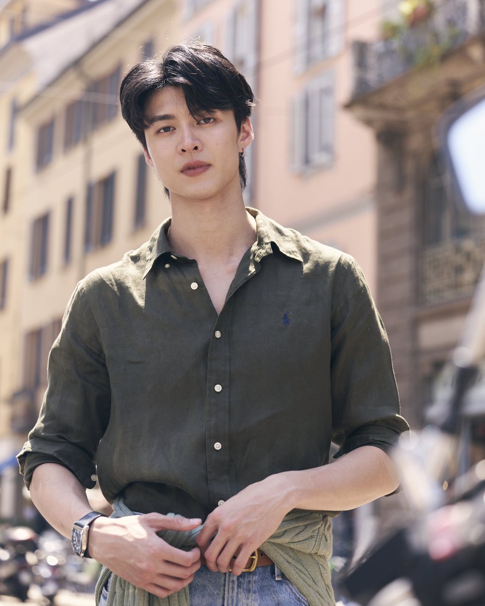 startalkent's tweet photo. แม้ Ralph Lauren Purple Label & Polo Ralph Lauren Spring 2027 Collections ณ เมืองมิลาน ประเทศอิตาลี จะจบลงไปแล้ว แต่ มีน–นิชคุณ ขจรบริรักษ์ (@meennicha8) ในฐานะแขกคนพิเศษของ Ralph Lauren ก็ยังไม่พลาดที่จะออกเดินสำรวจเมือง พร้อมถ่ายทอดสตรีทสไตล์สุดคลาสสิกจาก Polo Ralph Lauren ผ่าน 3 ลุคที่สะท้อนเอกลักษณ์ American Heritage อันเป็นหัวใจสำคัญของแบรนด์ได้อย่างลงตัว
@RalphLauren
@PoloRalphLauren

#RalphLaurenSpring27
#PoloRalphLauren
#RLPurpleLabel
#RalphLauren
#MilanFashionWeek
#MFW 
ลุคแรกมีนมาในสไตล์แคชชวลที่ผสมผสานความสบายและความประณีตเข้าด้วยกัน ผ่านการเลเยอร์เสื้อแจ็กเก็ตสีงาช้างทับเสื้อเชิ้ตเดนิมและเสื้อยืดสีชมพูอ่อน จับคู่กับกางเกงเดนิมสีเข้มและสนีกเกอร์สีขาว พร้อมเติมความผ่อนคลายด้วยกระเป๋าถักโทนธรรมชาติ สะท้อนเสน่ห์ของสไตล์อเมริกันคลาสสิกที่สวมใส่ได้ในทุกวัน

ลุคถัดมามีนเลือกนำเสนอเสน่ห์ของสไตล์ italian effortless summer อีกหนึ่งซิกเนเจอร์ของ Polo Ralph Lauren ผ่านเสื้อลินินสีเขียวมะกอก จับคู่กับกางเกงยีนส์ทรงหลวม พร้อมเพิ่มมิติด้วยเสื้อถัก Cable Knit ที่พาดบนไหล่ และกระเป๋าโท้ตสีน้ำเงินเข้ม ถ่ายทอดลุคสบาย ๆ ที่ยังคงความสง่างามและร่วมสมัยในแบบฉบับ Polo Ralph Lauren

ปิดท้ายด้วยลุคเดนิมออนเดนิมที่สะท้อนความคลาสสิกเหนือกาลเวลาของแบรนด์ ในกลิ่นอายแบบ Western American ผ่านแจ็กเก็ตเดนิมคอคอนทราสต์ สวมทับเสื้อเชิ้ตลายสก็อตโทนพาสเทล และกางเกงยีนส์ฟอกสีอ่อน ถ่ายทอดอีกหนึ่งมุมมองของ American Casual Wear ที่เรียบง่ายแต่เต็มไปด้วยรายละเอียดตามแบบฉบับ Polo Ralph Lauren ได้อย่างสมบูรณ์แบบ
