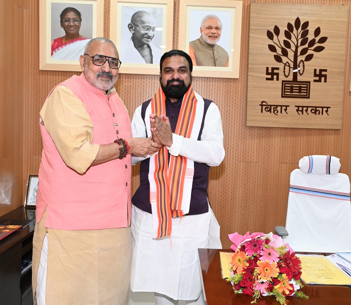 girirajsinghbjp's tweet photo. माननीय मुख्यमंत्री श्री सम्राट चौधरी जी से भेंट कर बेगूसराय के विकास से जुड़े विभिन्न महत्वपूर्ण विषयों पर विस्तृत चर्चा हुई।
बैठक में सभी प्रखंडों में डिग्री कॉलेज खोलने एवं निर्मित कॉलेजों में शीघ्र शैक्षणिक गतिविधियाँ प्रारंभ कराने का आग्रह किया गया। साथ ही राष्ट्रकवि रामधारी सिंह दिनकर विद्यालय पर भी चर्चा हुई।
इसके अतिरिक्त सिमरिया क्षेत्र में नए विकास परियोजनाओं, विभिन्न संस्थानों के नवीनीकरण, बेगूसराय के समग्र विकास हेतु नई योजनाओं तथा प्रशासनिक अधिकारियों की कार्यशैली से जुड़े मुद्दों पर भी सार्थक संवाद हुआ।
माननीय मुख्यमंत्री जी ने सभी विषयों को गंभीरता से सुना और सकारात्मक पहल का आश्वासन दिया। विश्वास है कि इन प्रयासों से बेगूसराय के विकास को नई गति मिलेगी।