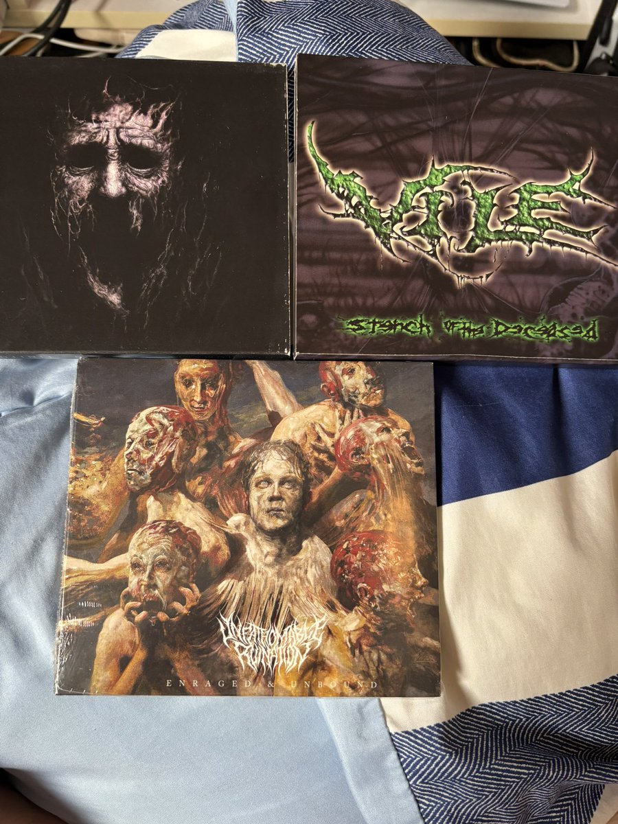 bakakote's tweet photo. 昨日ディスクユニオンでUNFATHOMABLE RUINATIONの2ndとVILEの1st買えた！
けど買えた事でもう欲しいCDは無いかも知れん… https://t.co/E3QSBo9TVE