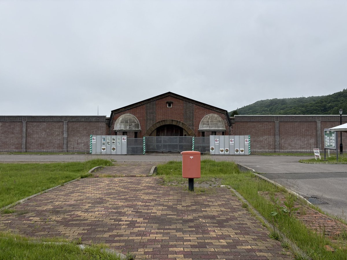 jopsia's tweet photo. 網走刑務所は、いつ訪問しても殺風景なのだが、それはまだ良いが、正面の赤煉瓦塀が、長屋門廻りを残して、鉄筋コンクリート塀に改修されてしまった事に衝撃を受けた。現役の刑務所建築に、苦言を言うのはおこがましい事なのかも知れないが、せめて地元の土を使って焼いた煉瓦塀は、保存出来なかったのかと、本当に寂しい気持ちになった。

網走監獄という博物館があれば、良いという問題でもない。富岡製糸場も、煉瓦は地元の土を使い試行錯誤しながら、瓦職人が焼いた。同じように試行錯誤しながら焼いた赤煉瓦である。網走に残る貴重な明治の建築遺構であったので残念であった。