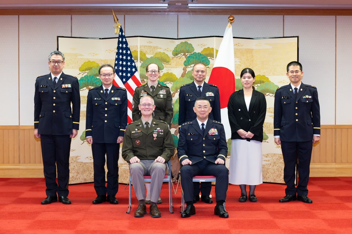 JGSDF_pr's tweet photo. 🇯🇵🇺🇸荒井陸上幕僚長は、６月１９日、在日米陸軍医療局司令官兼ねて司令部医務官ゲイリー・Ａ・ヒューズ大佐に対し、感謝状を贈呈しました。
ヒューズ大佐は、令和６年７月の着任以来約２年にわたり、陸上自衛隊と米陸軍の関係深化に多大な貢献をされました。
#陸上自衛隊 は国際社会の平和と安定のため引き続き米陸軍との関係を強化して参ります。