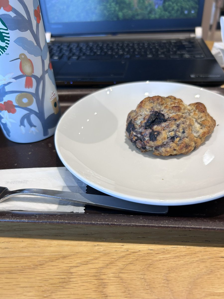 mayupf1007's tweet photo. 静けさのカフェ
いつもの声が
聞こえてくる

振り向かなくても
あなたとわかるのに

顔をあげられないまま
胸だけが熱い

この場所で
この時を過ごす
少しだけこころ躍り

目が合うたび
時が走りだす

#ブルーベリースコーン
#スタバ　#詩　#恋歌
#ポエム　#カフェ　#コーヒー 
#cafe #恋 https://t.co/7ITaVNBKWi