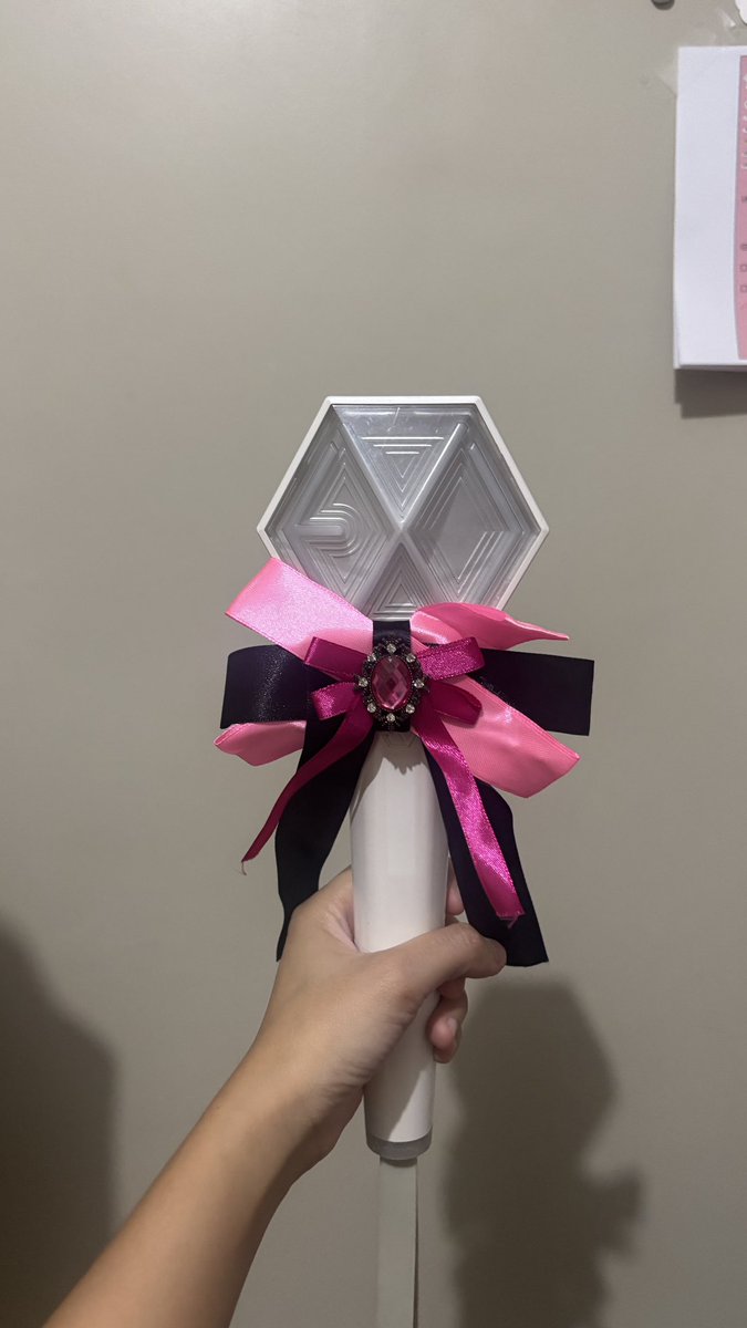 ysahaul's tweet photo. wts lfb exo lightstick strap + 3 ribbon as accessories 
Perfect for standing girlies sa concert para less ang hawak hehe

₱400 take all, free ko na sf ^^

rfs di bagay sa outfit ko since naka all white ako 😓
*lightstick not included*

#exo #eribong #exhorizoninmanila https://t.co/4sVg83tO5U