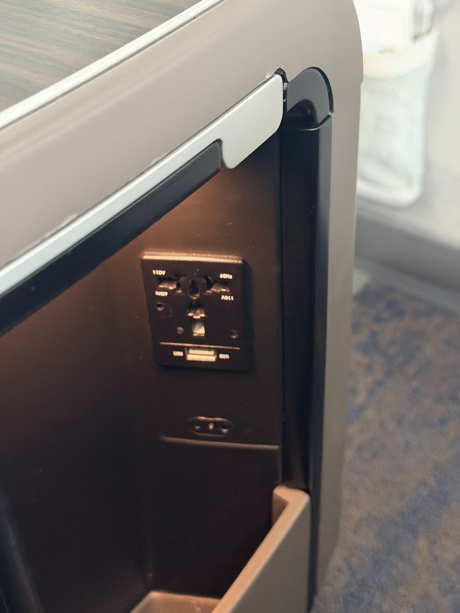 SanMitsuGo's tweet photo. ANA本当気が抜けてるよな
羽田→福岡ずっと充電出来ないし笑

主電源入れ忘れてる
もう何回目なのか言うのめんどくさいし
そしてそれを誰も言わないプレミアムクラスのお客さんだからもう皆んな諦めたかな

言われるうちが華だった https://t.co/Y3Ixish6CW