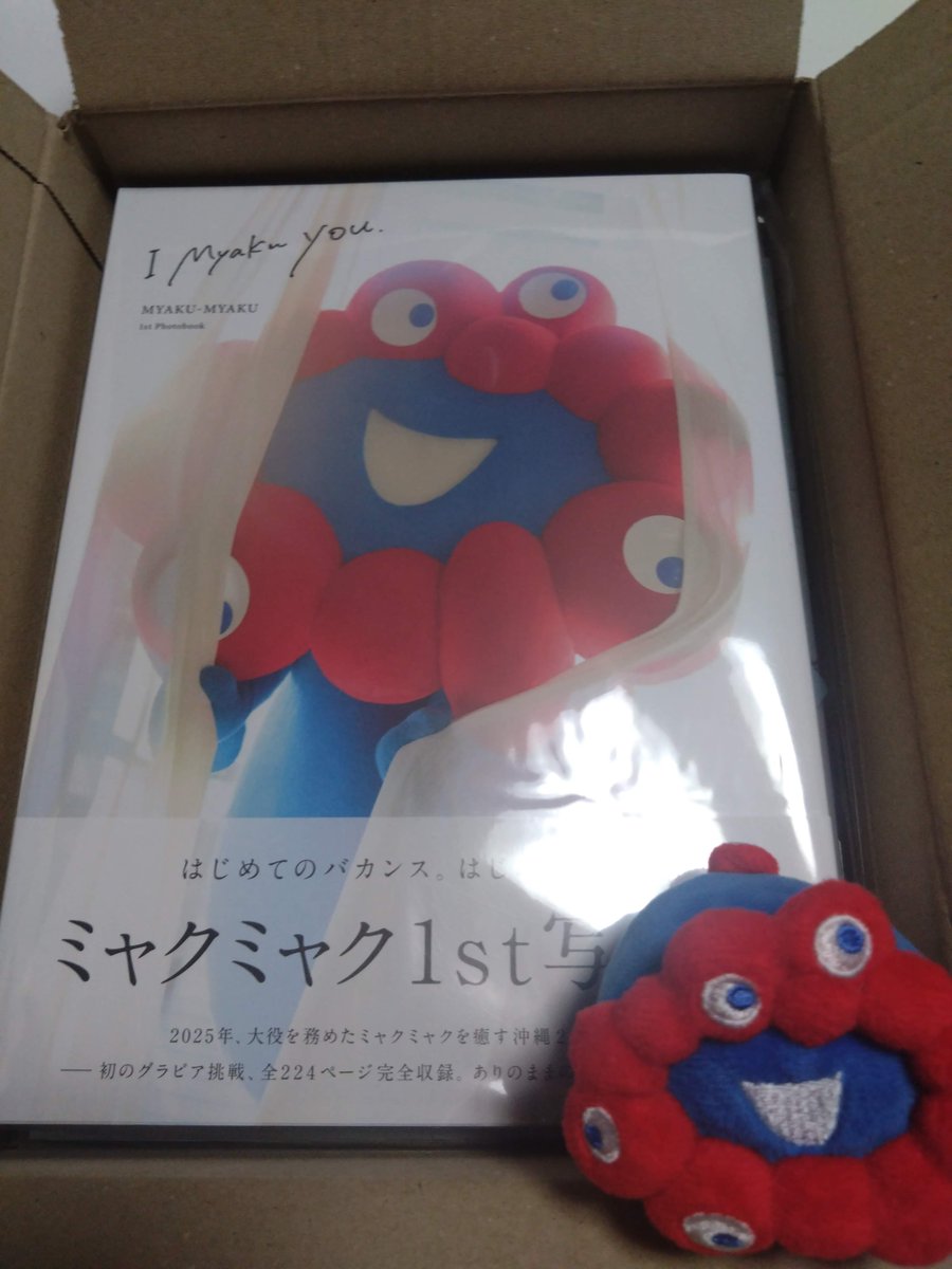 pipimi_pp3's tweet photo. 昨夜、仕事（6連勤の最終日）を終えて〇にかけながら帰宅すると、息子ズ（28＆23）が「ちょっと遅くなっちゃったけど...」と申し訳なさそうにフェリシモの外装箱を差し出してくるので「？？？」と思いながら開封すると...

1週間遅れの誕生日プレゼントでした✨🎁✨

出来損ないでろくでなしの息子ズだけど、健康で自由でさえいてくれたら、ワイにとっては何よりのプレゼントです。私の宝物に生まれてきてくれてありがとう