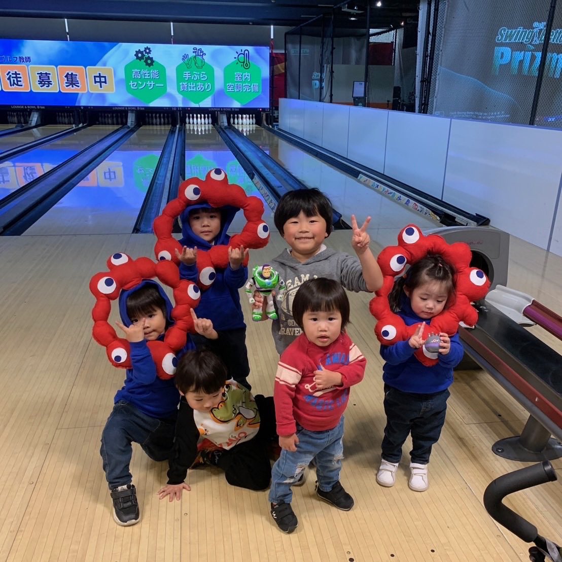 lb_blax's tweet photo. 【大阪|門真】B-lax🎳
6/22～6/28の期間限定でボウリングの日のキャンペーンを行います❣️

💥先着50名様💥
ボウリングのお会計
1レーン/2,000円毎に
⭐️シール
⭐️トランプ
⭐️ウォータージャグ
いずれかをプレゼント🎁

更に💥
小学生以下のお子様に
プリッツをプレゼント🎁

🔽詳細はこちら https://t.co/tlSQjpeFxd