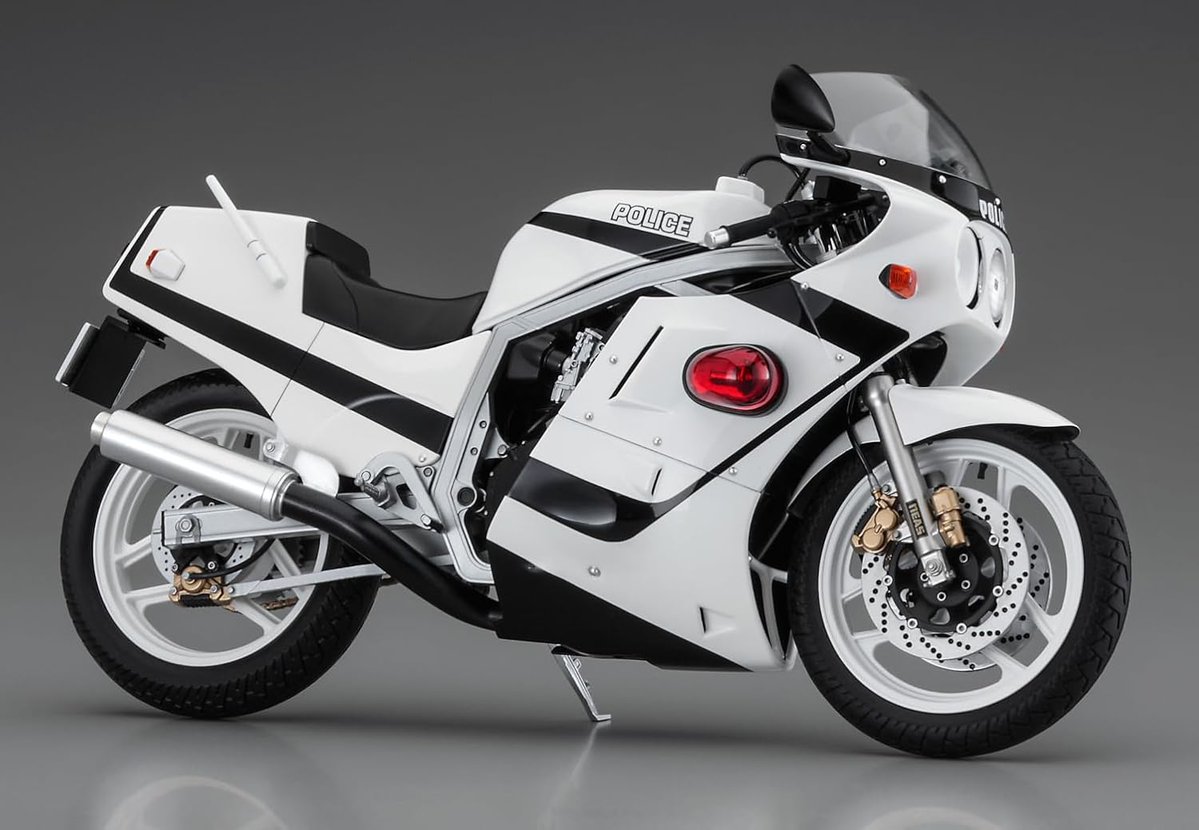Anime_Voice's tweet photo. 【ハセガワ】1/12プラモデル
逮捕しちゃうぞ 
『スズキ GS×-R750 白バイ仕様』予約開始 #ad

2026年9月26日発売
https://t.co/qrpNJPlAXQ
https://t.co/tkEjuu1FX8
DMM https://t.co/I2LR5vdBhC

美幸がフルチューンしたGSX-R750！
墨東署の白バイをキット化。
ボックスアートの特製ステッカーが付属 https://t.co/QDeR5Vr0NA